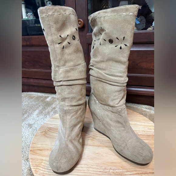 REPORT BEIGE SUEDE SLOUCHY DECORATIVE CUT OUT WEDGE BOOTS SIZE 7 - Picture 2 of 10